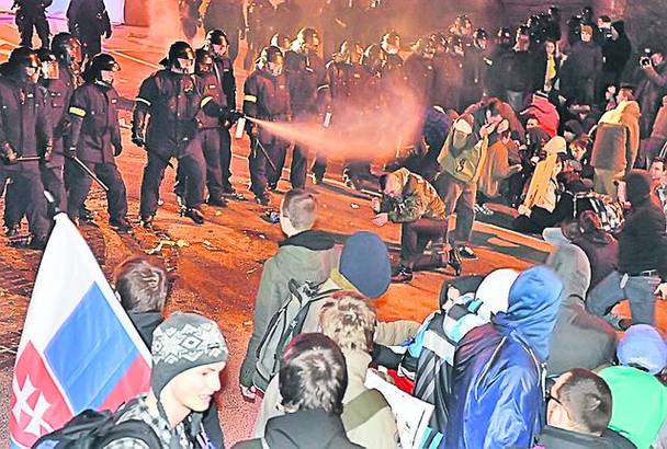 Polițiștii slovaci au folosit gaze lacrimogene împotriva tinerilor recalcitranți