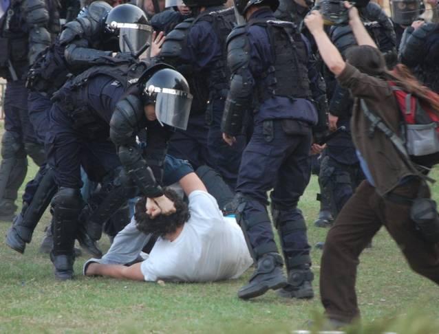 Bătaie între suporteri şi jandarmi! Fotoreporterul Gazetei Sporturilor, Cristi Preda, a fost bruscat de forţele de ordine! | FOTO&VIDEO