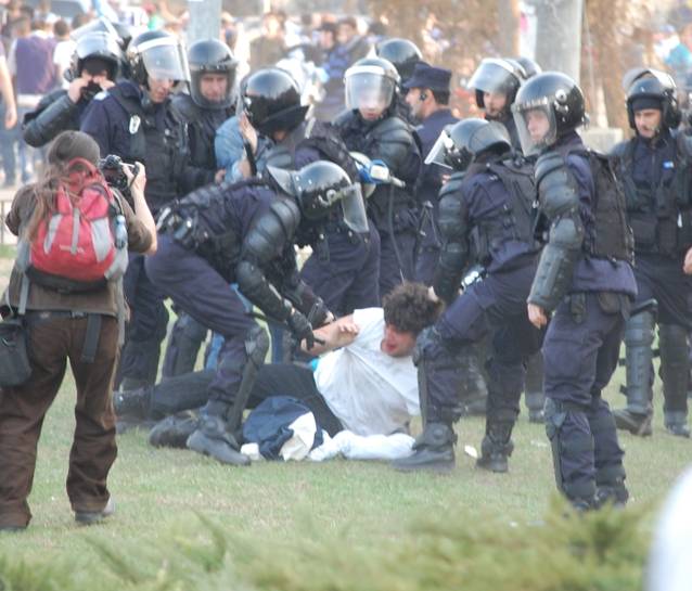 Bătaie între suporteri şi jandarmi! Fotoreporterul Gazetei Sporturilor, Cristi Preda, a fost bruscat de forţele de ordine! | FOTO&VIDEO