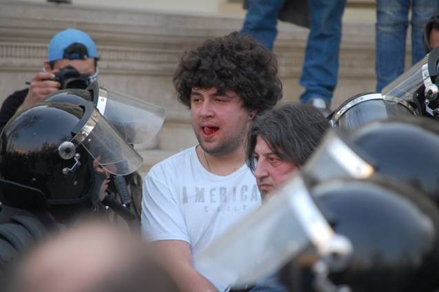 Bătaie între suporteri şi jandarmi! Fotoreporterul Gazetei Sporturilor, Cristi Preda, a fost bruscat de forţele de ordine! | FOTO&VIDEO