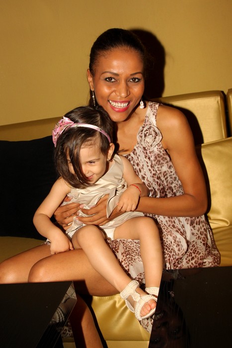 Ele sunt vedetele din România care şi-au crescut copiii singure | FOTO