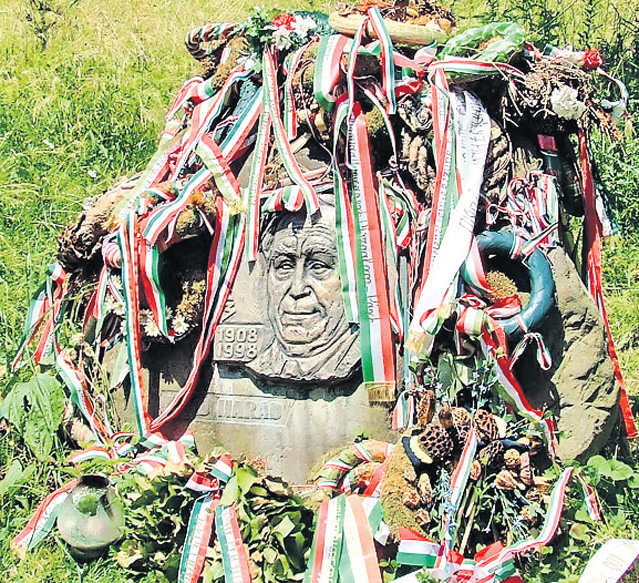 A omorât 14 români în 1940. Acum are statuie în România!