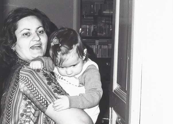 Adina Buzatu, în copilărie, în brațele celei care a adus-o pe lume