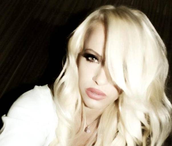 Artista si-a publicat pe Facebook o fotografie a la Pamela Anderson  