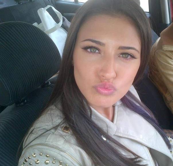 Buzele ţuguiate şi o privire de care te îndrăgosteşti. Ce face Antonia aici a stârnit NEBUNIA pe Facebook!