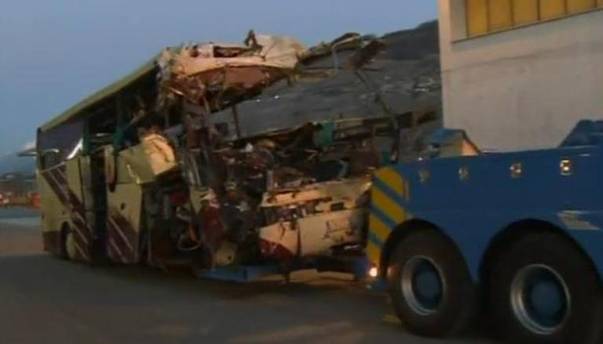 Tragedia din Elveţia Anchetatorii analizează resturile autocarului care s-a izbit de un tunel; 22 de copii şi 6 adulţi au murit în accident