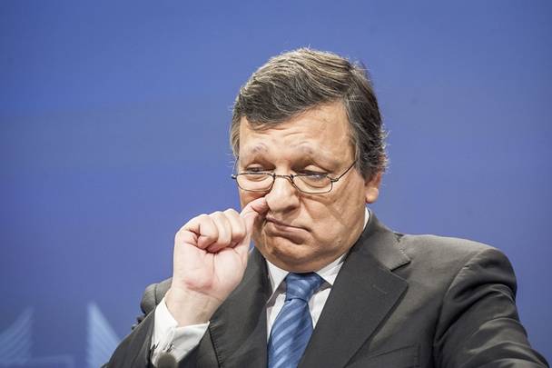 Ditamai liderul UE, cu degetele până la cot în nas. Vezi ipostaza jenantă în care a fost surprins Jose Manuel Barroso! FOTO