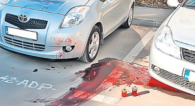 Î n parcarea în care a fost ucis băiatul încă se mai vedeau urme de sânge și erau aprinse lumânăriŞi