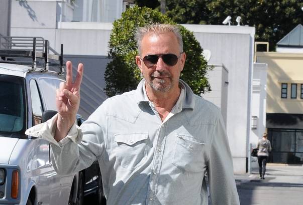 Kevin Costner Actorul Kevin Costner, suprins de paparazzi