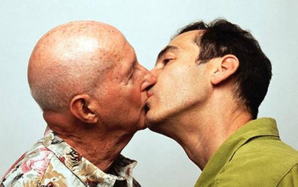 Sarutul gay cenzurat pe Facebook