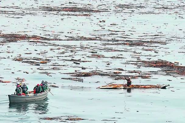 Un bărbat de 60 de ani a supravieţuit două zile plutind pe acoperişul caseiUn bărbat de 60 de ani a supravieţuit două zile plutind pe acoperişul casei
