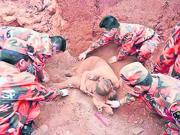 O femeie şi-a salvat copilul cu prețul propriei vieţi