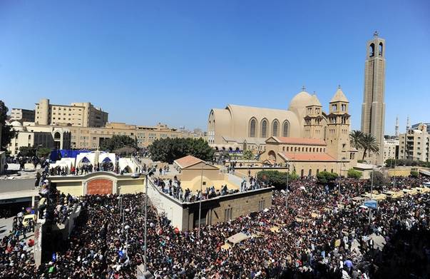 Patriarhul Shenouda III a murit, mii de creştini egipteni îl plâng