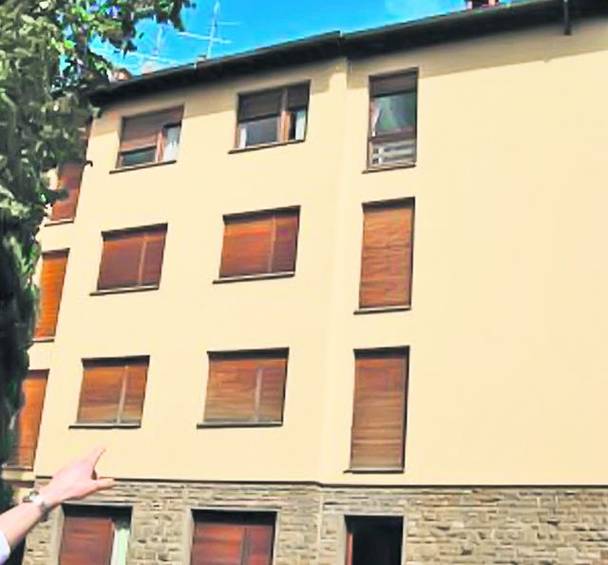 Ăsta e blocul în care Mutu stă la Florența