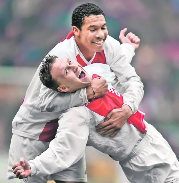 Mitea, aici felicitat după un gol, a jucat la Ajax între 2003 și 2008. Acum e pe drumuri Mitea, aici felicitat după un gol, a jucat la Ajax între 2003 și 2008. Acum e pe drumuri