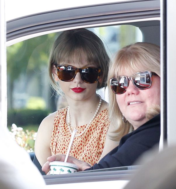 Taylor Swift și mama ei, Andrea / Foto: Hepta