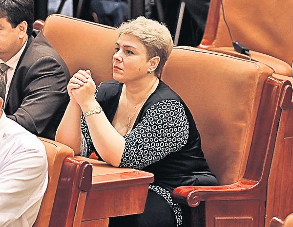 În 2009, Teo a devenit deputat din partea PDL