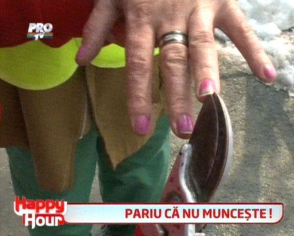Coşmar pentru Ioana Tufar la munca de la spaţii verzi! A căzut din picioare şi s-a făcut mişto de mizeria pe care o are sub unghii