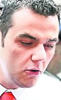 Ziua era ajutor de preot, noaptea dansa la bară, îmbrăcat în femeie