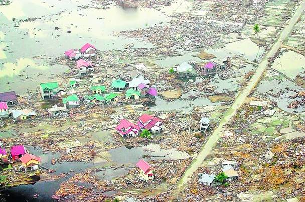 2004 / Asta e tot ce a mai rămas după ce tsunamiul din 26 decembrie 2004 a măturat coasta Indoneziei