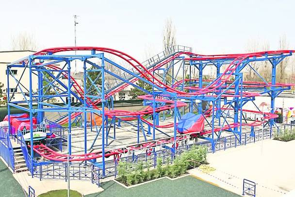 În carusel te plimbi cu maşinuțele cu patru locuri (foto jos) aproximativ două minute