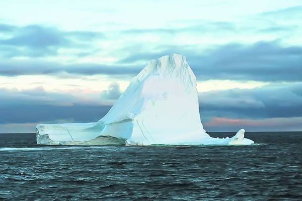 De un asemenea aisberg s-a izbit Titanicul