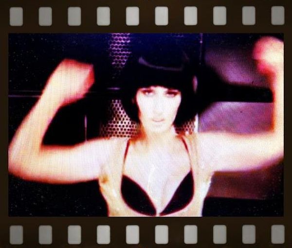 Andreea Bănică a fost brunetă în videoclip Rendez-vous