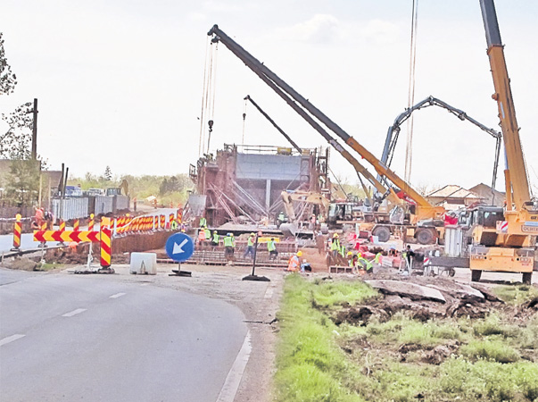 De râsu’-plânsu’, pe tronsonul de autostradă Bucureşti-Ploieşti! Au făcut un pod doar pe jumătate