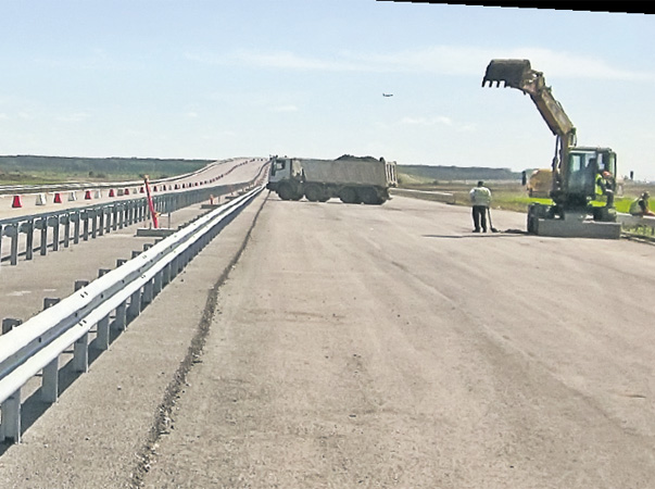 De râsu’-plânsu’, pe tronsonul de autostradă Bucureşti-Ploieşti! Au făcut un pod doar pe jumătate