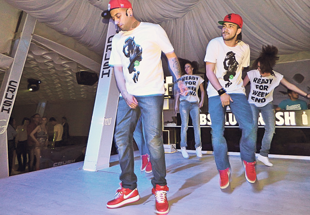 Weekend nebun pentru vedetele din România / Pepe, chef cu Raluca în club!