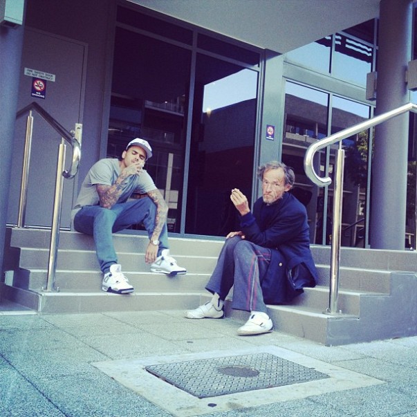 Este cel mai norocos cerșetor din lume și habar nu are! Uite cum fumează cot la cot cu un rapper celebru! FOTO