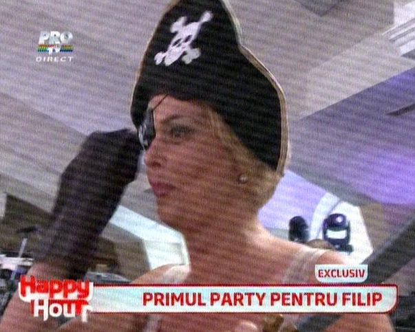 Cunoscută vedetă TV, aşa cum nu ai mai văzut-o niciodată: Îmbrăcată în pirat şi cu sabia în mână!