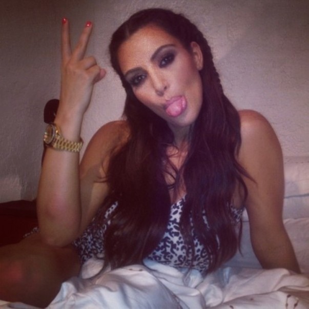 Kim Kardashian scoate limba