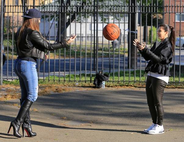 Kloe joacă baschet pe tocuri cu Kim 
