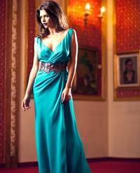 Așa arată rochia albastră din colecția Asmara, pe care designerul a fotografiat-o în luna februarie a acestui an la Palatul Cesianu-Racoviță, printre opere de artă Artmark