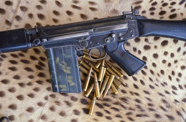 BABA ŞI MITRALIERA, pe bune! Când mai făceţi gălăgie data viitoare, nu uitaţi de ea!