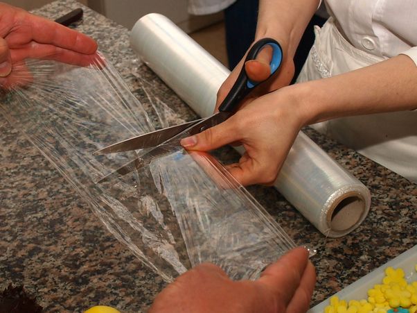 Coşuleţ din ciocolată cu ouă colorate