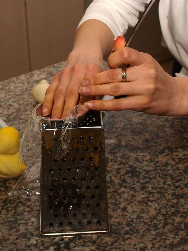 Coşuleţ din ciocolată cu ouă colorate