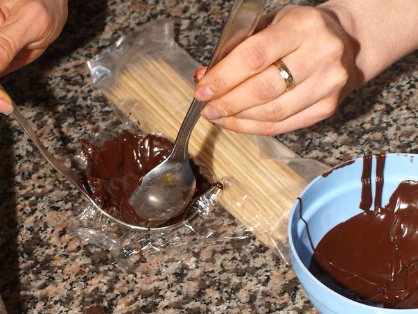 Coşuleţ din ciocolată cu ouă colorate