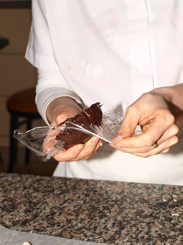 Coşuleţ din ciocolată cu ouă colorate