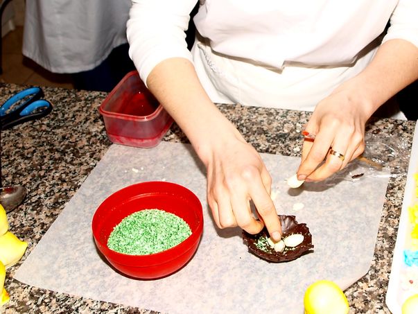 Coşuleţ din ciocolată cu ouă colorate