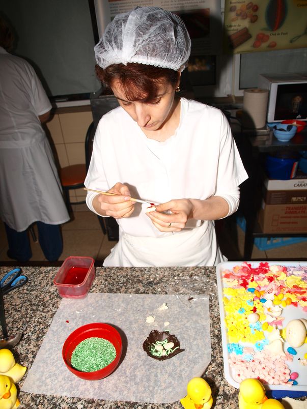 Coşuleţ din ciocolată cu ouă colorate