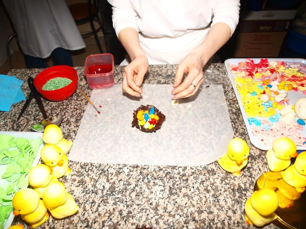 Coşuleţ din ciocolată cu ouă colorate