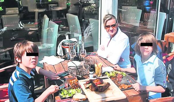 Eduard (stânga) și Sorian, împreună cu mama lor, Cerasela