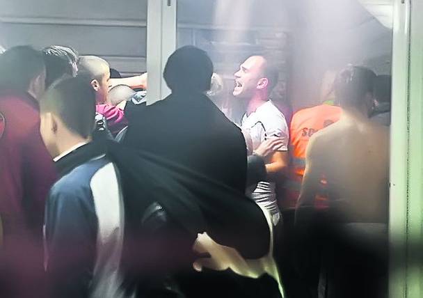 În Săptămâna Patimilor, femeile prezente la meciul cu FC Vaslui l-au terfelit în fel şi chip pe şeful LPF, Dumitru Dragomir: “Mitică, să ne pupi la p***rică!!!”