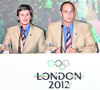 Beckham (stânga) și fostul mare canotor Steven Redgrave
