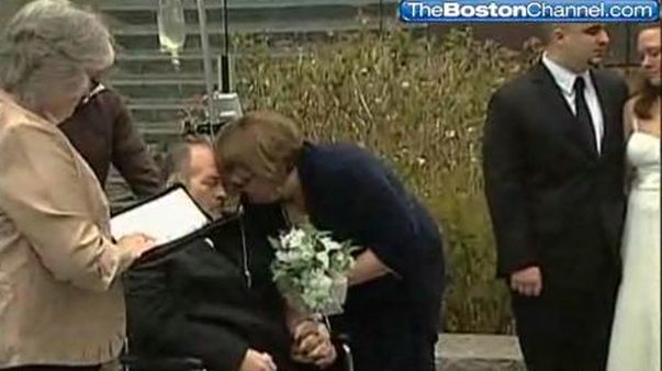 ULTIMA CONSOLARE! Un tată bolnav de cancer şi-a condus fiica la altar, în spital | VIDEO