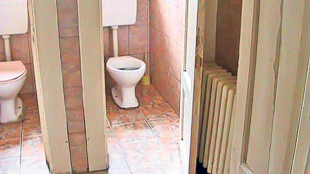 Găsită fără viață în WC-ul salonului 