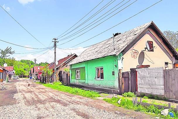 Deşi are geamuri termopan, casa familiei Fieraru e una sărăcăcioasă, la marginea oraşului Vulcan