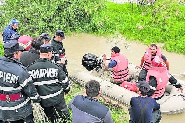 Pompierii folosesc bărci pentru a ajunge la persoanele care au nevoie de ajutor